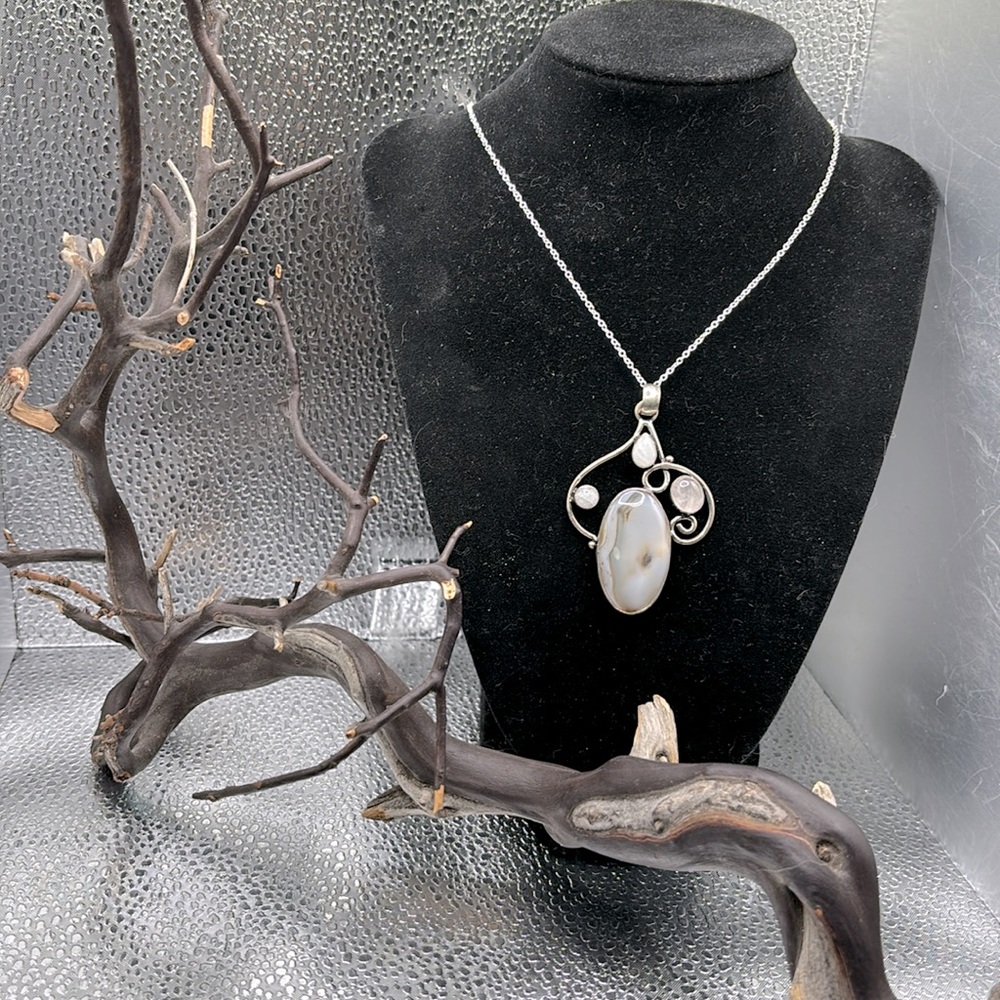 925 Goddess pendant with a solar agate and moonstones energy